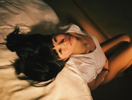 木桌上摊开的信纸与钢笔，台灯暖光下有人正在写漂流瓶里的句子