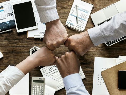 社区运营周野在电脑前整理漂流瓶侵权投诉邮件，桌面摆着分类文件夹与一杯热咖啡，屏幕映出蓝色光